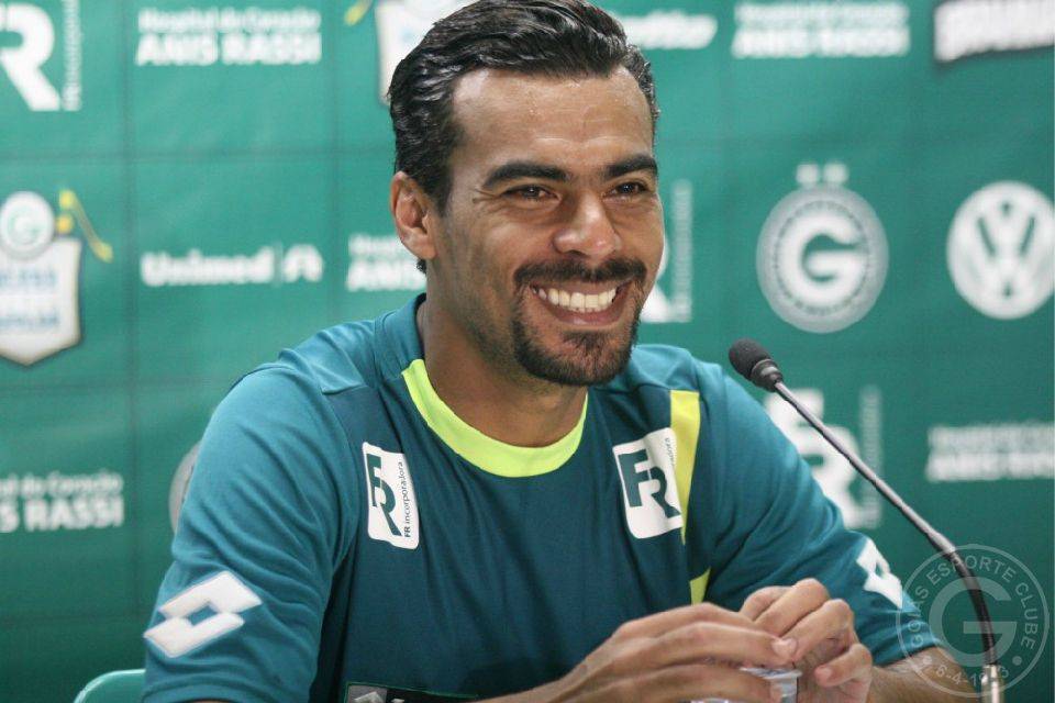 Araújo encerra jejum e marca em vitória do Goiás