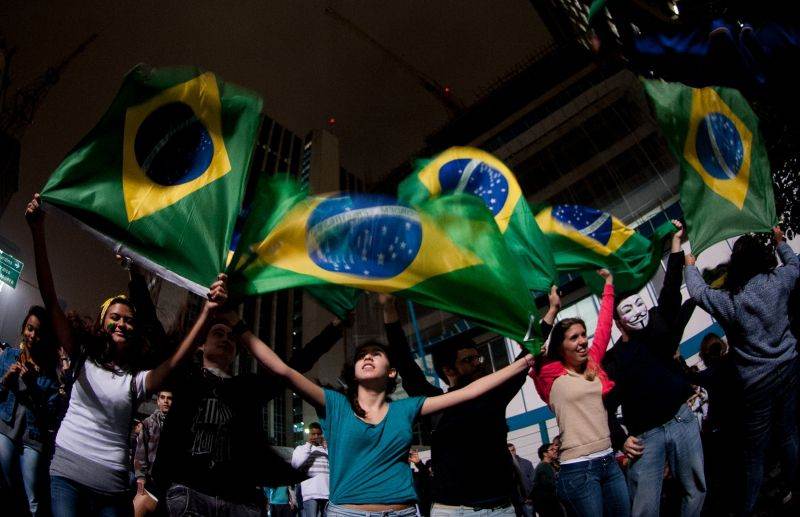Manifestantes fecham as rodovias Dutra e Regis Bittencourt e ocupam praças em São Paulo