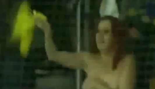 Torcedora tira a camisa em comemoração de gol