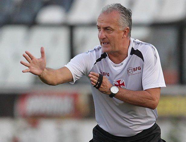 Vasco demite Dorival e tenta Adílson Batista para evitar rebaixamento