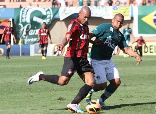 Goiás vence o Atlético-PR e encosta no G-4