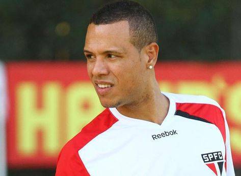 Luis Fabiano sofre lesão e fica de fora de jogo contra o líder