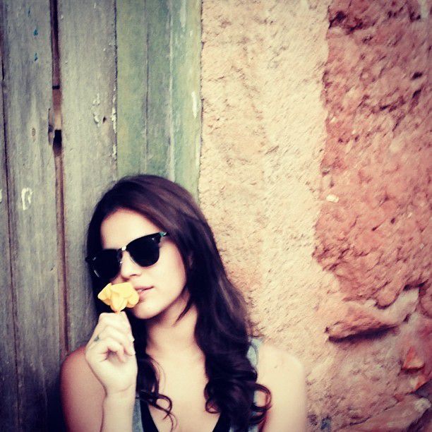 Na cidade de Goiás, Bruna posta foto com flor nos lábios