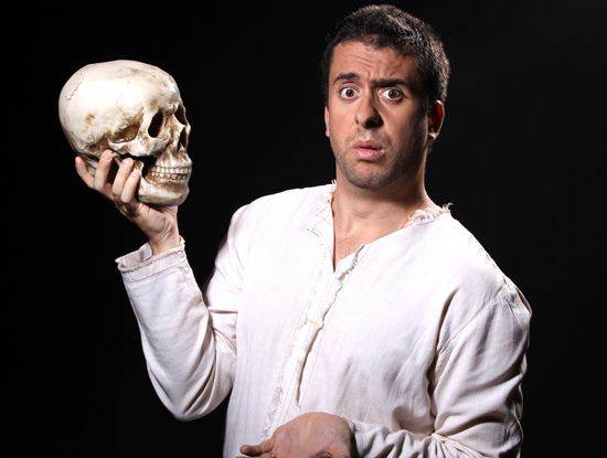 Maurício Meirelles apresenta stand-up comedy no Madre Esperança Garrido
