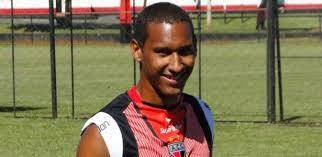 Zagueiro do Atlético-GO, Artur está de volta ao time titular