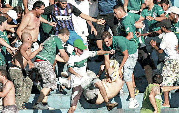 Após brigas, Goiás é multado em R$ 50 mil e fica proibido de jogar em Goiânia em 2013