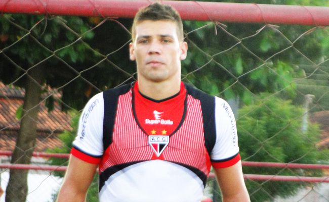 Zagueiro Diego Ciaretta aguarda renovação com Atlético-GO