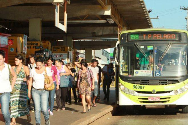 Motoristas de ônibus paralisam atividades na capital