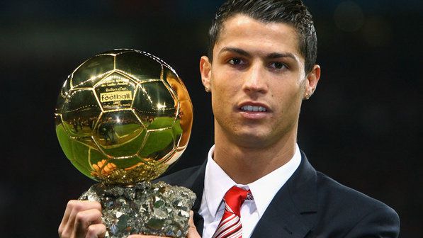 Cristiano Ronaldo bate Messi e é eleito melhor do mundo