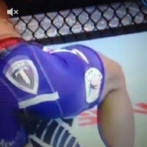 Lutador borra o short durante combate no UFC