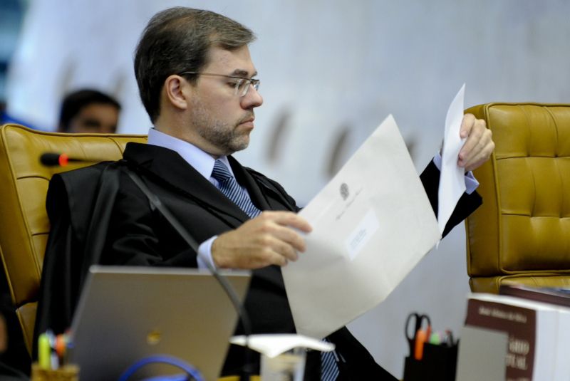 Ministro nega recurso e mantém veto a salários acima do teto
