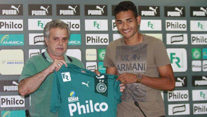 Goiás apresenta zagueiro Jackson, emprestado do Inter
