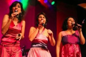 Grupo Fé Menina comemora 20 anos cantando no Teatro SESI. Fotógrafa Laysa Vasconcelos também mostra seu trabalho