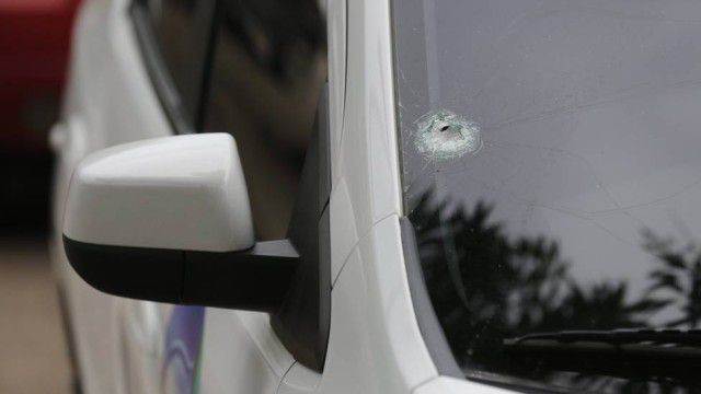 Bandido atira em carro da TV Record e cinegrafista fica ferido