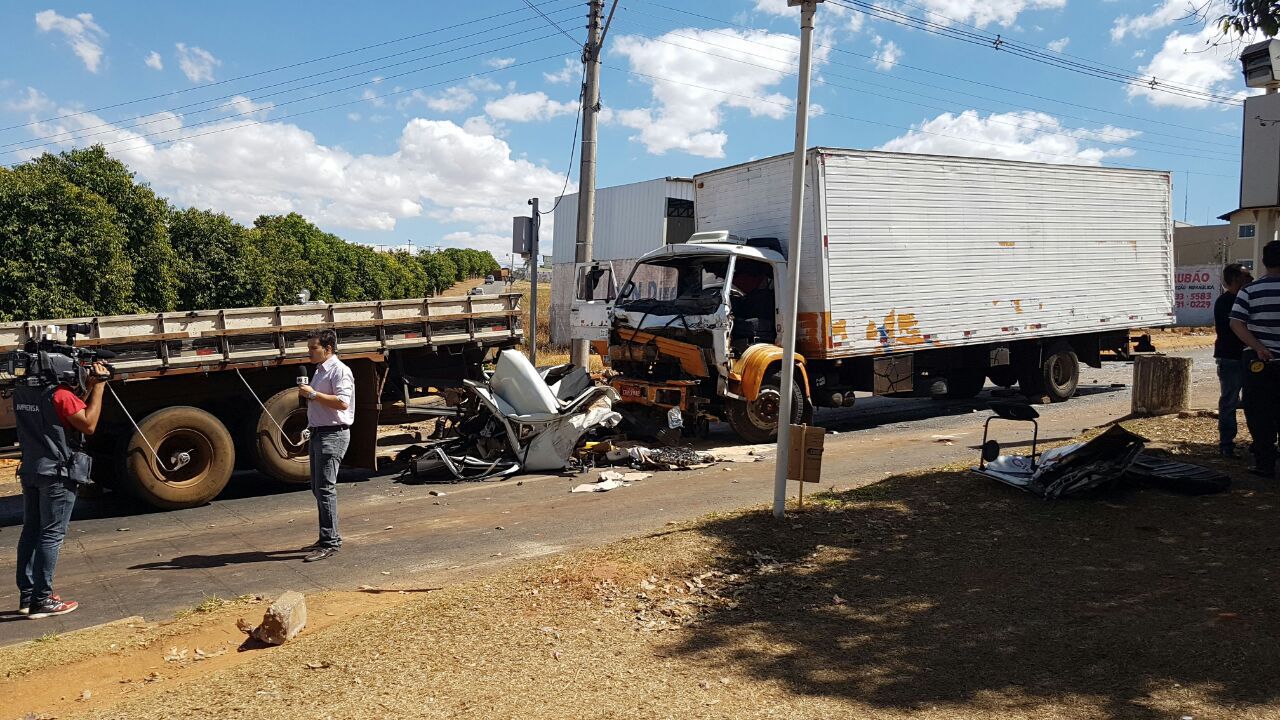 Acidente deixou uma vítima fatal em carro prensado entre caminhões (Foto: Andre Junio)