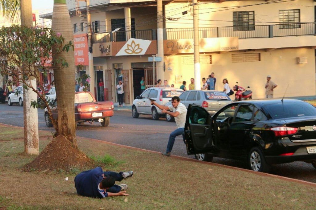 Momento em que o atirador baleia o cabo da PM Vanilson João Pereira, que trabalhava como segurança do candidato a prefeito José Gomes