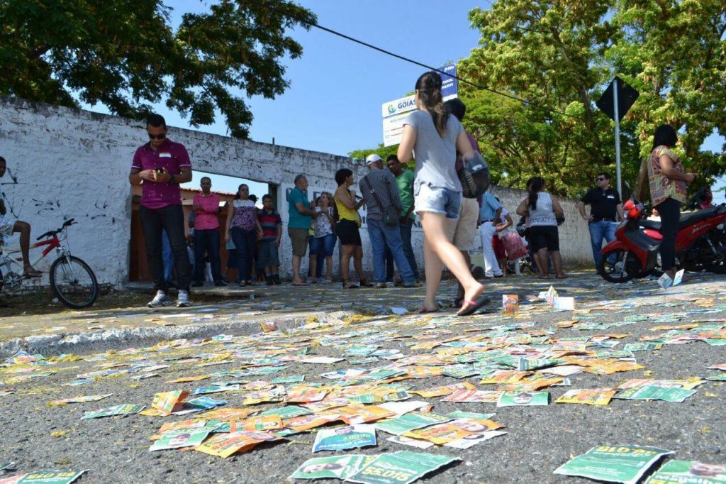 Santinhos inundam locais de votação (Foto: João Araújo)