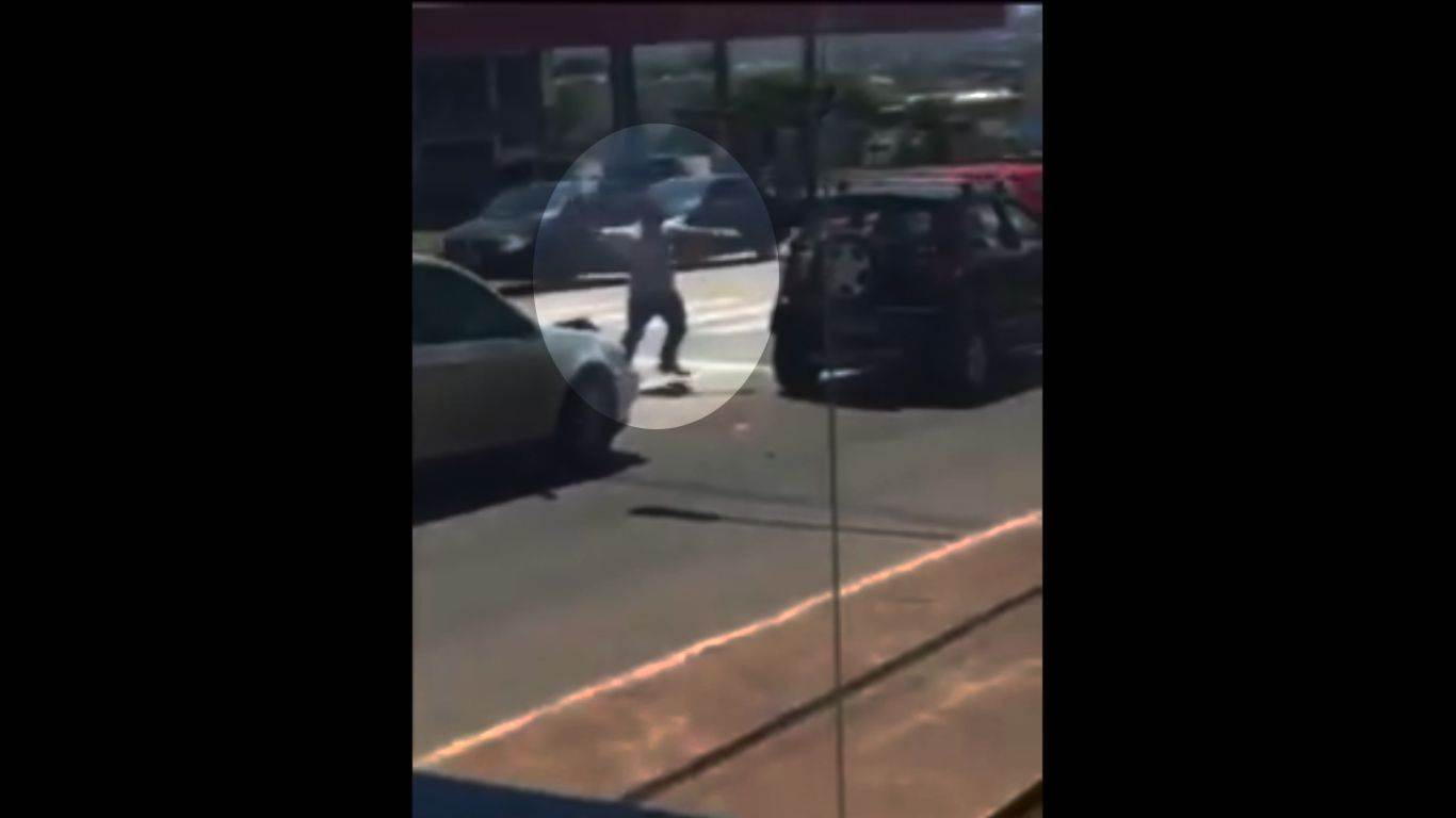 Homem foi flagrado em vídeo durante uma briga de trânsito na Avenida Castelo Braco | Foto: Reprodução