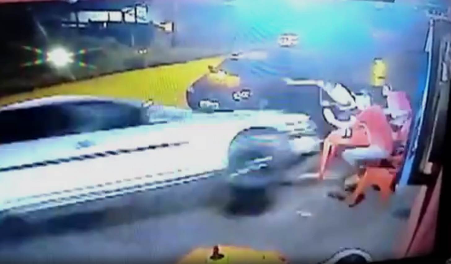 Carro desgovernado bate em moto e mata duas pessoas em Anápolis| Foto: Imagens de segurança