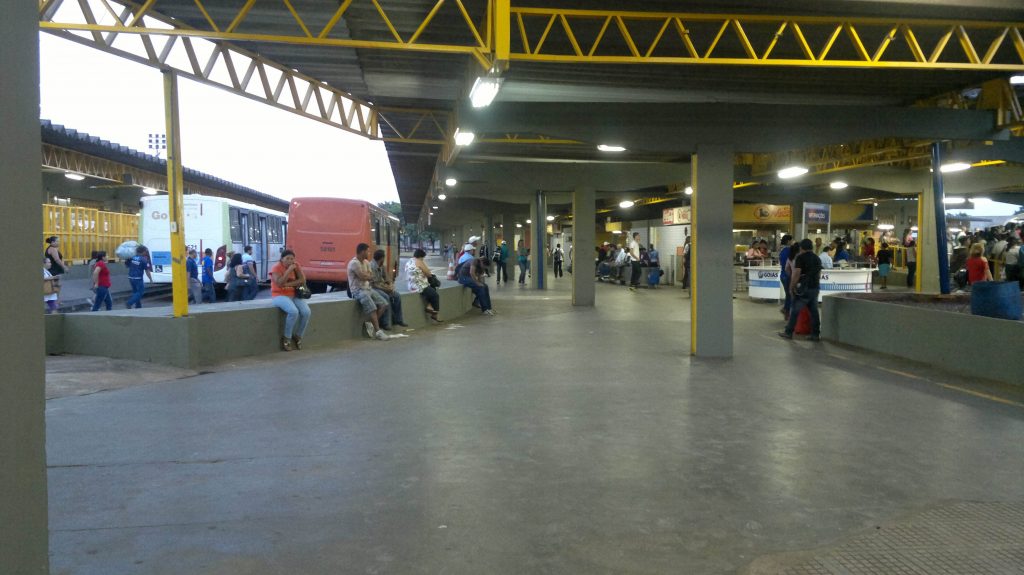 Rapaz é esfaqueado dentro do Terminal Padre Pelágio, no Setor Ipiranga, em Goiânia| Foto: Reprodução/Metrobus