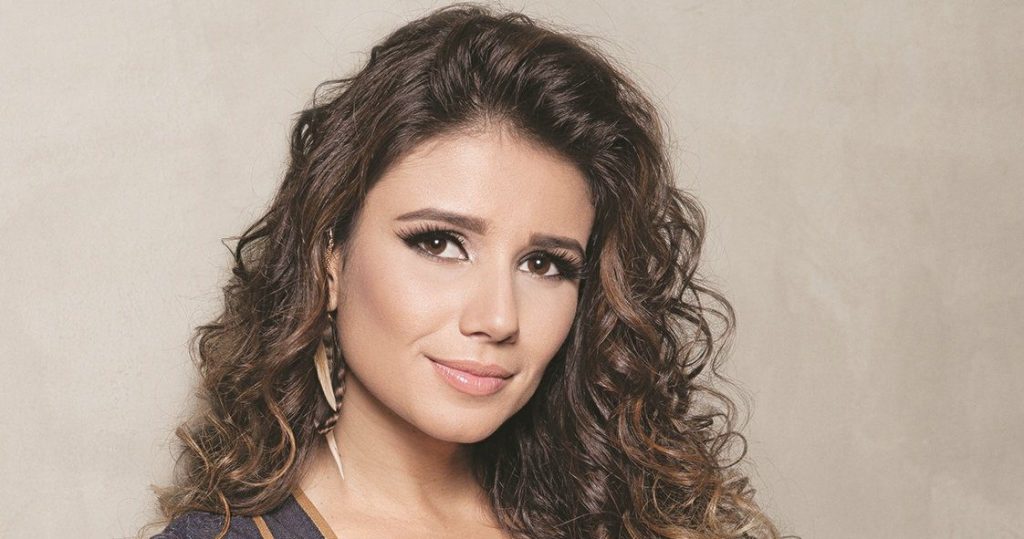 Cantora Paula Fernandes revelou a um programa que seu primeiro beijo foi aos 19 anos| Foto: Reprodução