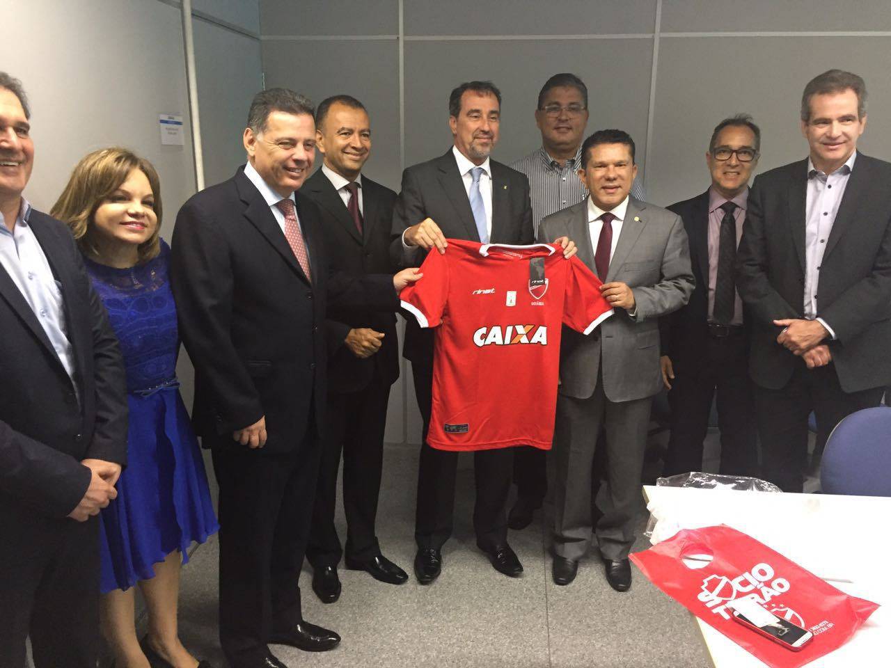 Governador Marconi Perillo (PSDB), presidente do Vila Nova Ecival Martins, conselheiro colorado Sizenando Ferro, suplente de deputado federal Sandes Júnior (PP) e secretário estadual de Saúde Leonardo Vilela (PSDB). No centro, o presidente da Caixa Gilberto Magalhães Occhi segura a camisa do Tigre já com o patrocínio estampado | Foto: Diário do Estado