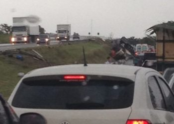 Caminhão carregado de botijões cai sobre pista da BR-060| Foto: Com exclusividade ao Folha Z, Dr. José Mauro Júnior