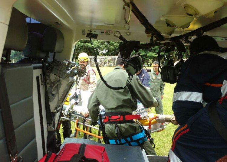 Adolescente de 15 anos foi transportada em estado grave ao Hugo pelo helicóptero do Corpo de Bombeiros, enquanto a mulher morreu| Foto: Reprodução/Corpo de Bombeiros