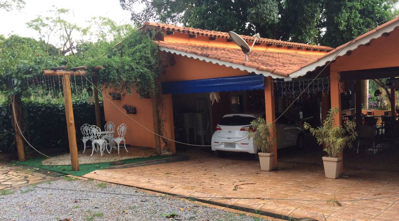 Fios de alta tensão caídos bloquearam a garagem de residência no Buriti Sereno, em Aparecida de Goiânia | Foto: Leitor FZ