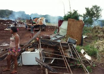 Defensoria Pública entra com ação para relocação de famílias removidas| Foto: Eduardo Marques/Folha Z