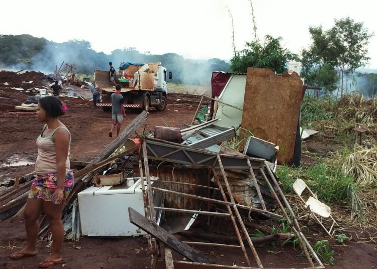 Defensoria Pública entra com ação para relocação de famílias removidas| Foto: Eduardo Marques/Folha Z