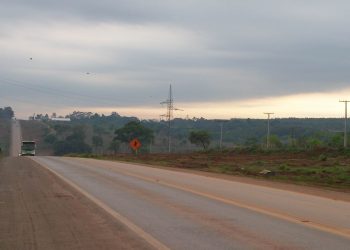Ao perceber que o motorista desviava do caminho de sua casa, a mulher saltou do veículo em movimento | Foto: Reprodução