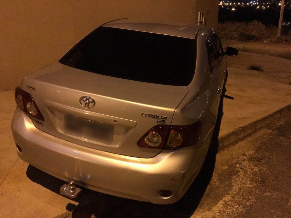 Garota de 16 anos é apreendida por uma equipe da Polícia Militar (PM) suspeita de roubar carro de luxo| Foto: Reprodução/Polícia Militar