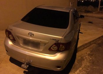 Garota de 16 anos é apreendida por uma equipe da Polícia Militar (PM) suspeita de roubar carro de luxo| Foto: Reprodução/Polícia Militar