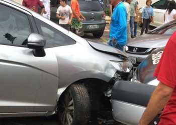 Honda Fit foi totalmente destruído em fuga de assaltantes no Setor Bueno | Foto: Leitor do Folha Z/Whatsapp