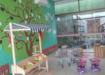 Palhaços animam colônia de férias da Casa da Praça| Foto: Divulgação