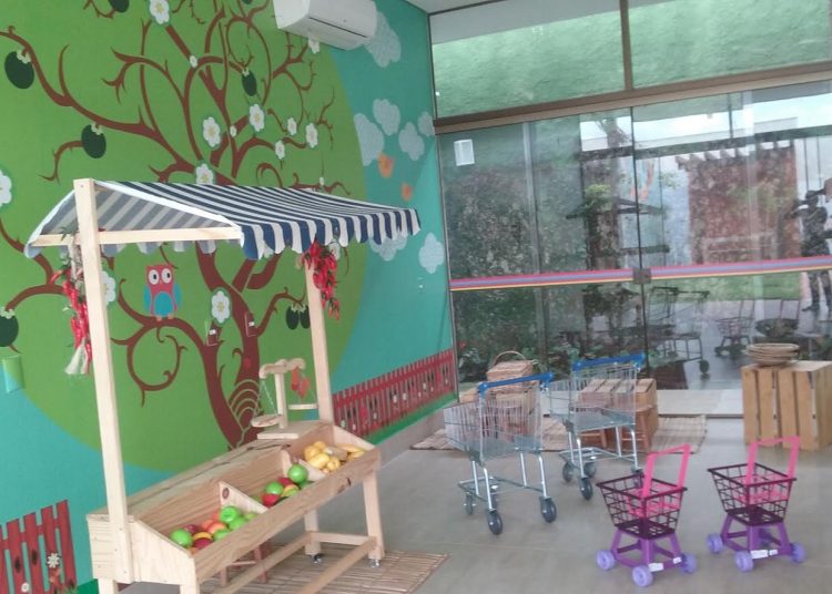 Palhaços animam colônia de férias da Casa da Praça| Foto: Divulgação