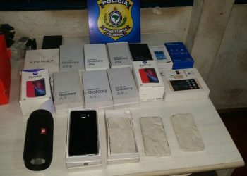 Suspeitos foram parados pela PRF. No interior do carro, os agentes encontraram um saco de gesso e 17 caixas de aparelhos celulares | Foto: Divulgação/PRF