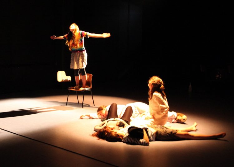 Aparecida recebe curso de teatro com Cláudia Simone| Foto: Reprodução