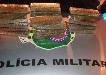 Moça é presa em flagrante portando 15 quilos de maconha em Aparecida de Goiânia| Foto: Reprodução/Polícia Militar