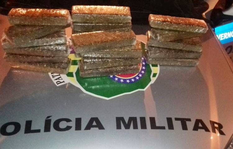 Moça é presa em flagrante portando 15 quilos de maconha em Aparecida de Goiânia| Foto: Reprodução/Polícia Militar