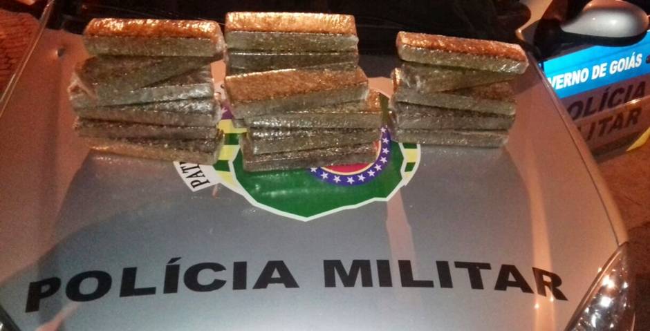 Moça é presa em flagrante portando 15 quilos de maconha em Aparecida de Goiânia| Foto: Reprodução/Polícia Militar