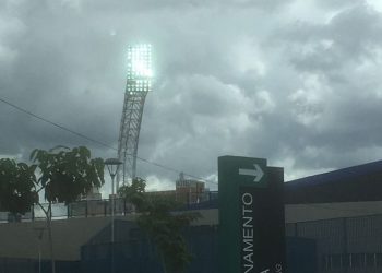 Luzes do Estádio Olímpico acesas durante o dia geram insatisfações em moradores| Foto: Leitor Folha Z