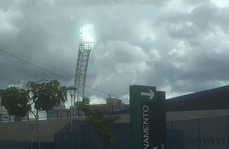 Luzes do Estádio Olímpico acesas durante o dia geram insatisfações em moradores| Foto: Leitor Folha Z