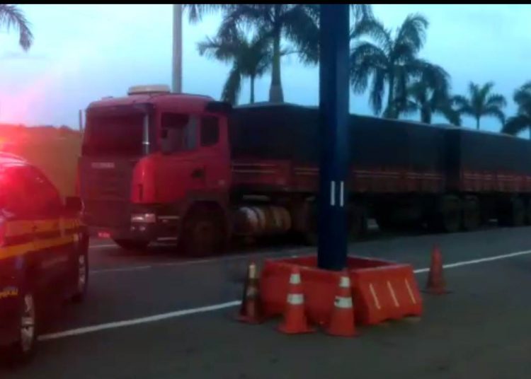 Caminhoneiro fazia manobra conhecida como "quebra de asa", quando as rodas traseiras do segundo eixo da carreta perdem contato com o asfalto | Foto: Divulgação/PRF