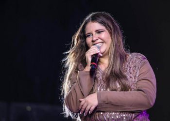 Durante o Réveillon Allure, em Maceió, Marília Mendonça desequilibra, cai e fratura a perna| Foto: Divulgação