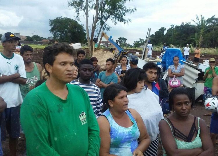 Após desocupação, ocupantes tentam se abrigar debaixo de árvores em parque municipal no Parque Atheneu| Foto: Eduardo Marques/Folha Z