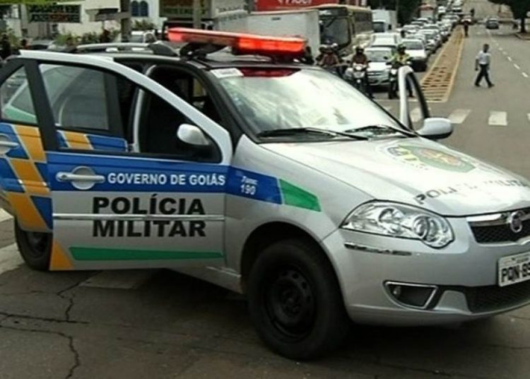 Homem morre ao roubar arma de policial militar em Anápolis| Foto: Reprodução/TV Anhanguera