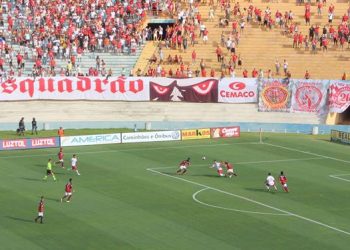 Zagueiro Ricardo derruba o atacante Wallyson na área! É PÊNALTI!