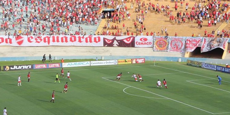 Zagueiro Ricardo derruba o atacante Wallyson na área! É PÊNALTI!